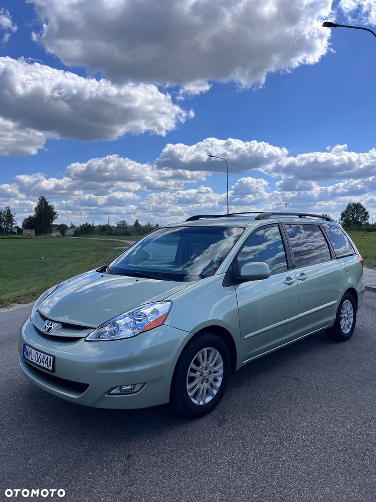 Toyota Sienna - 1