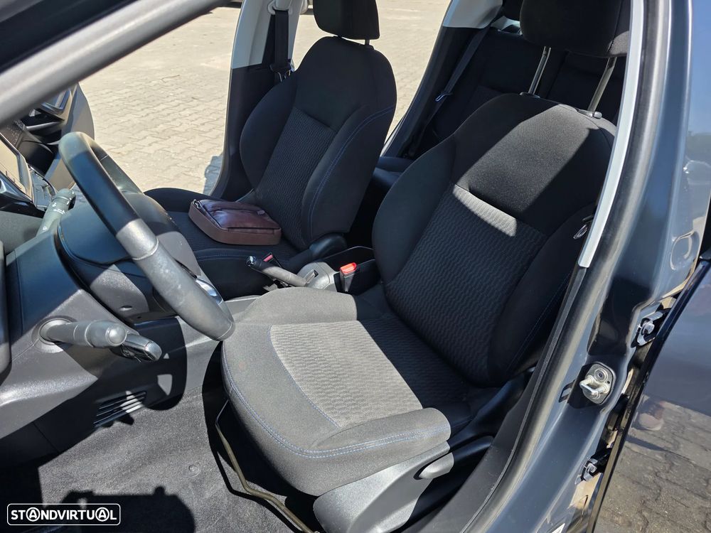 Peugeot 208 1.2 PureTech Signature - 17