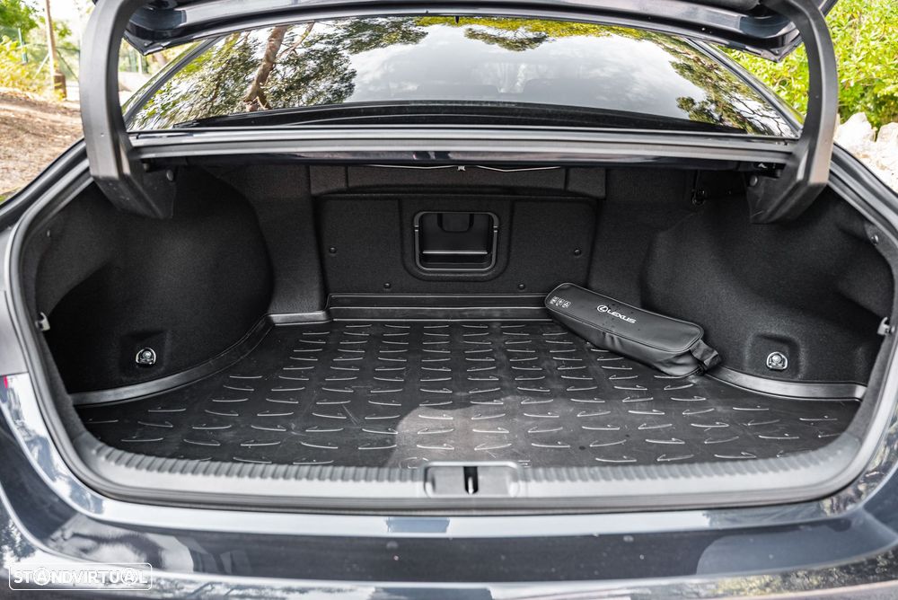 Lexus ES 300h Special Edition - 35