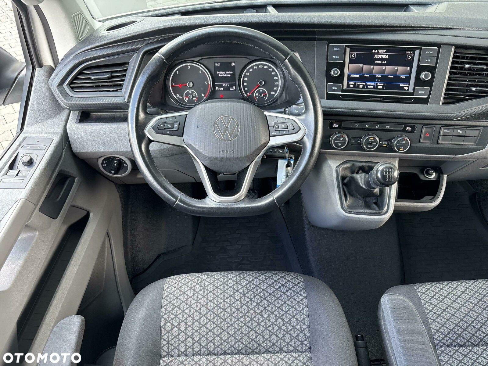 Volkswagen Caravelle - 14