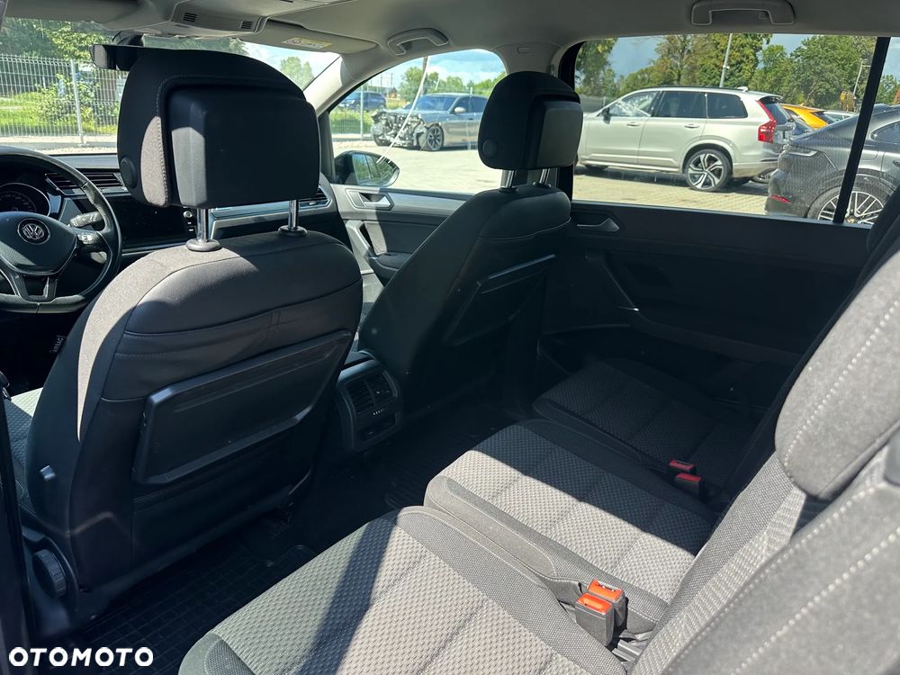 Volkswagen Touran - 10