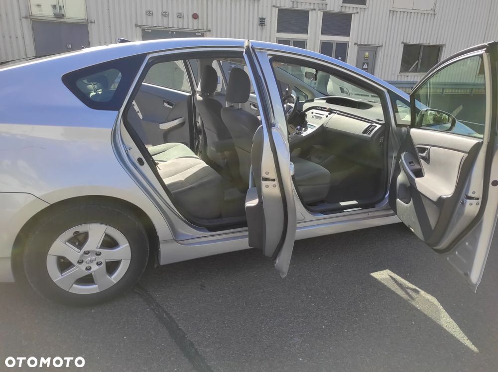 Toyota Prius (Hybrid) - 13