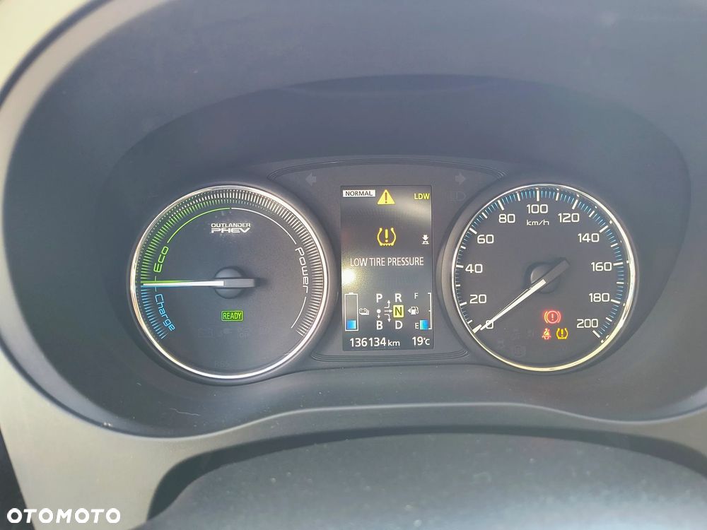 Mitsubishi Outlander Instyle NAVI + - 23