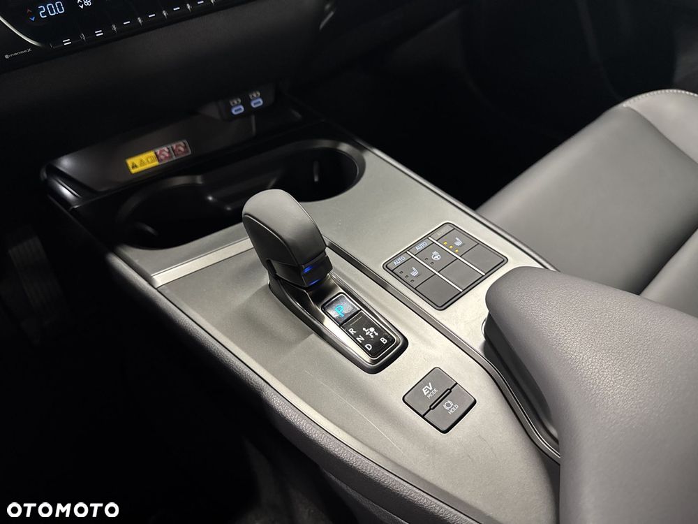 Lexus UX 300h F Sport Design AWD - 25