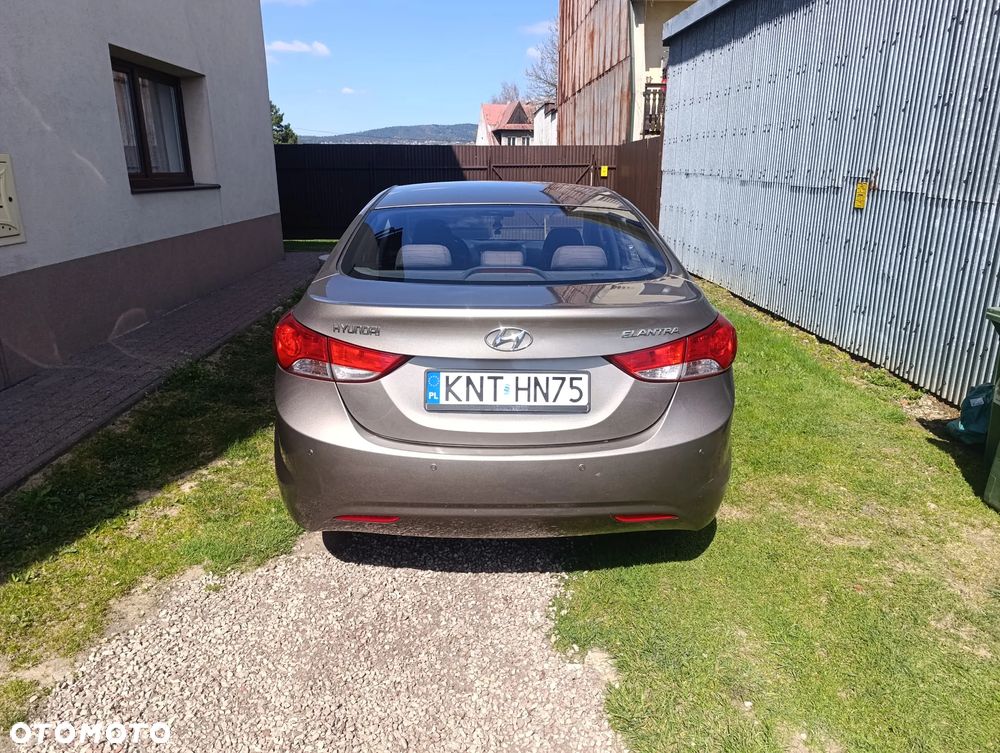 Hyundai Elantra 1.6 Classic + - 2