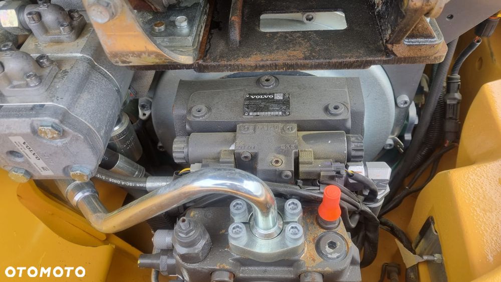 Volvo L30G/Maszyna sprowadzona/ 4749h/ - 24