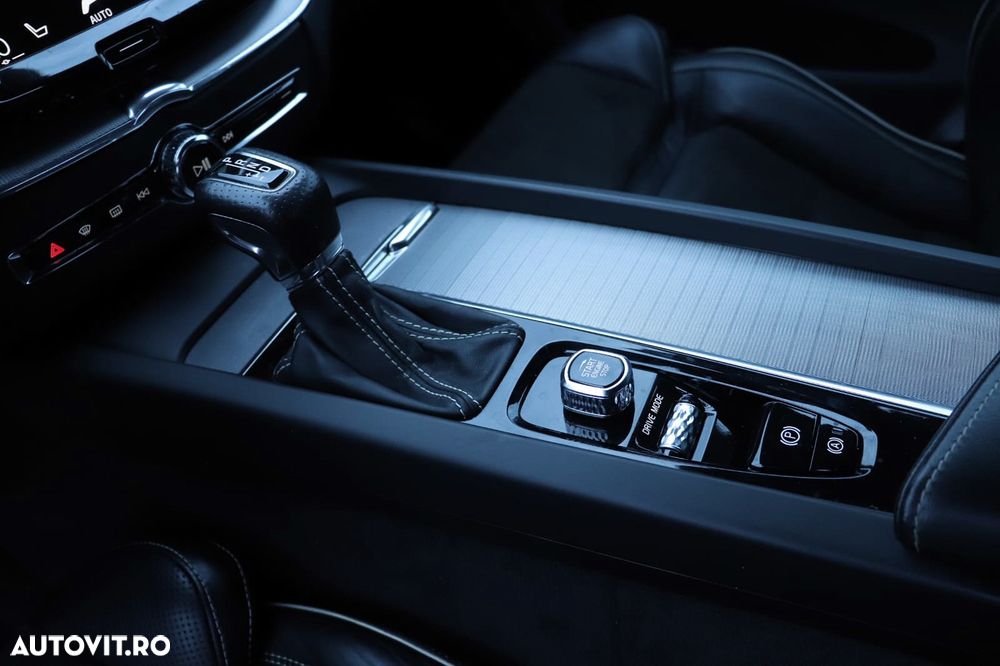 Volvo XC 60 D5 AWD Geartronic RDesign - 12