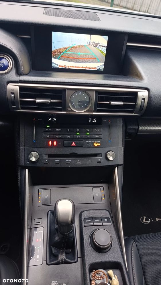 Lexus IS 300h F Sport - 23