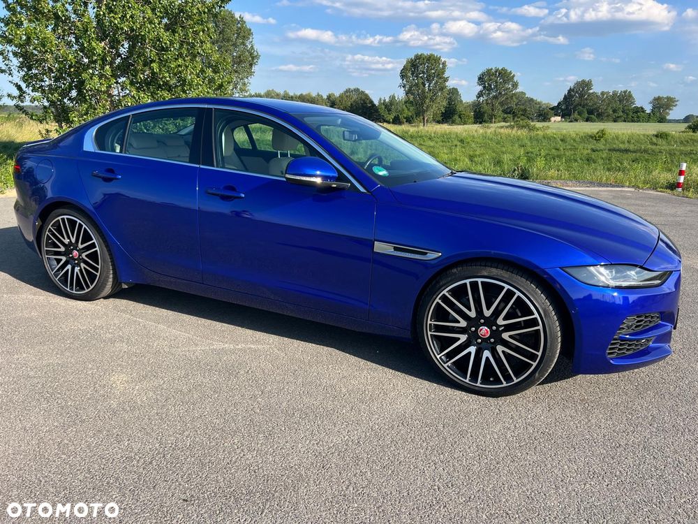 Jaguar XE 2.0 T Prestige - 4