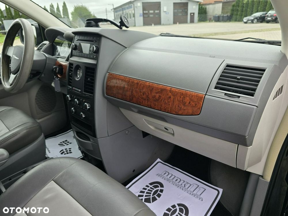 Chrysler Town & Country - 26