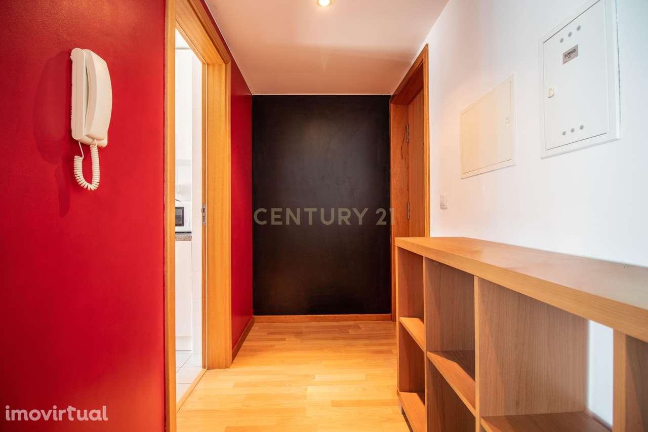 Apartamento T2 Duplex na Gala, perto da praia, com estacionamento e ar - Grande imagem: 2/28