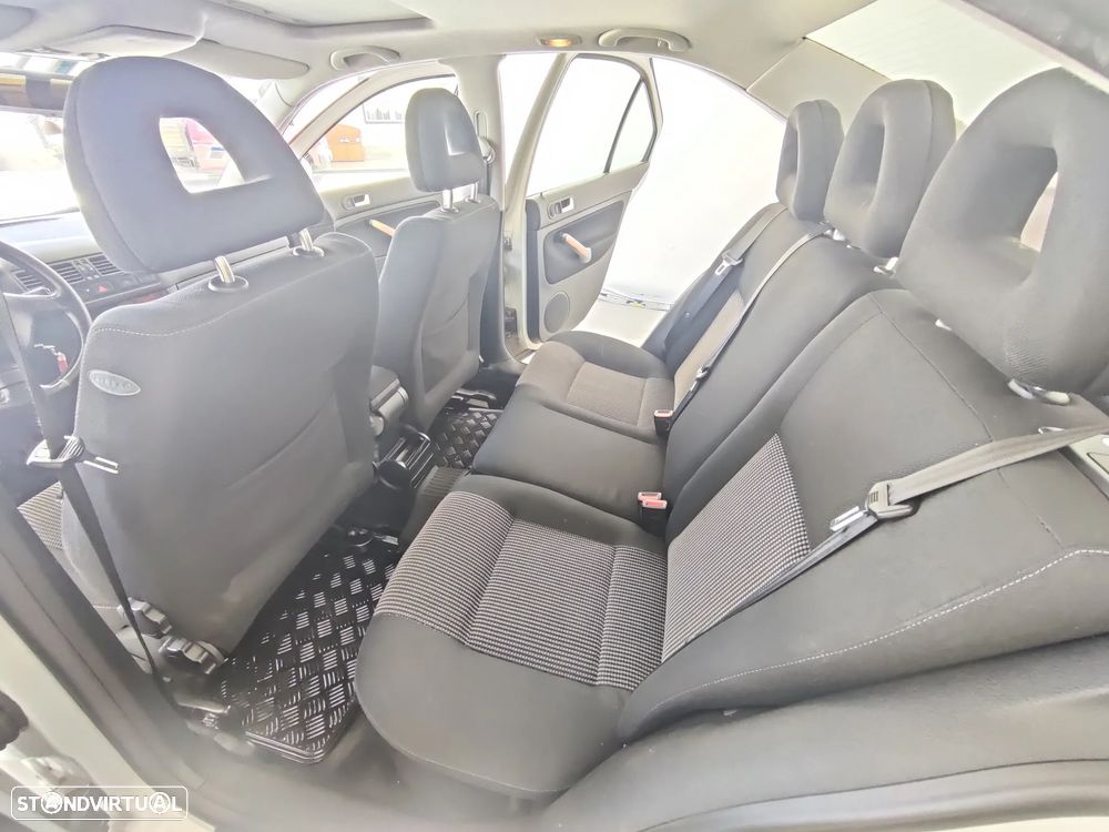 VW Bora 1.9 TDi Highline - 12