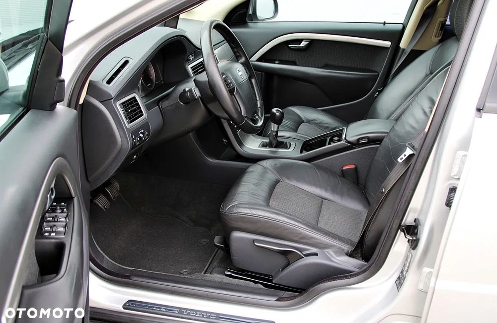 Volvo V70 2.4D Momentum - 12