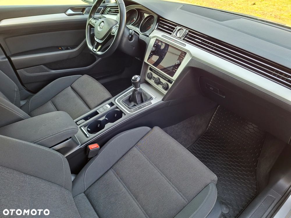 Volkswagen Passat - 33