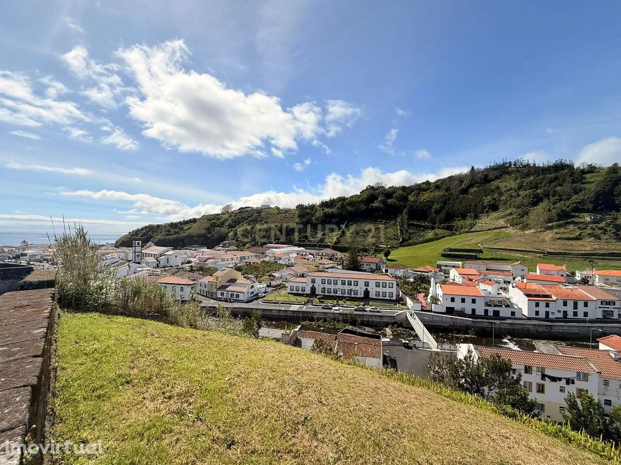 Moradia Única na Vila da Povoação – Um Verdadeiro Miradouro! - Grande imagem: 3/28