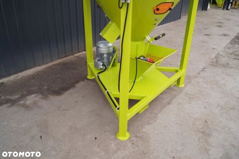 Paszowy mieszalnik pasz ADRAF Super Model Twister 500 750 1000 1200 1500 2000 25 - 15