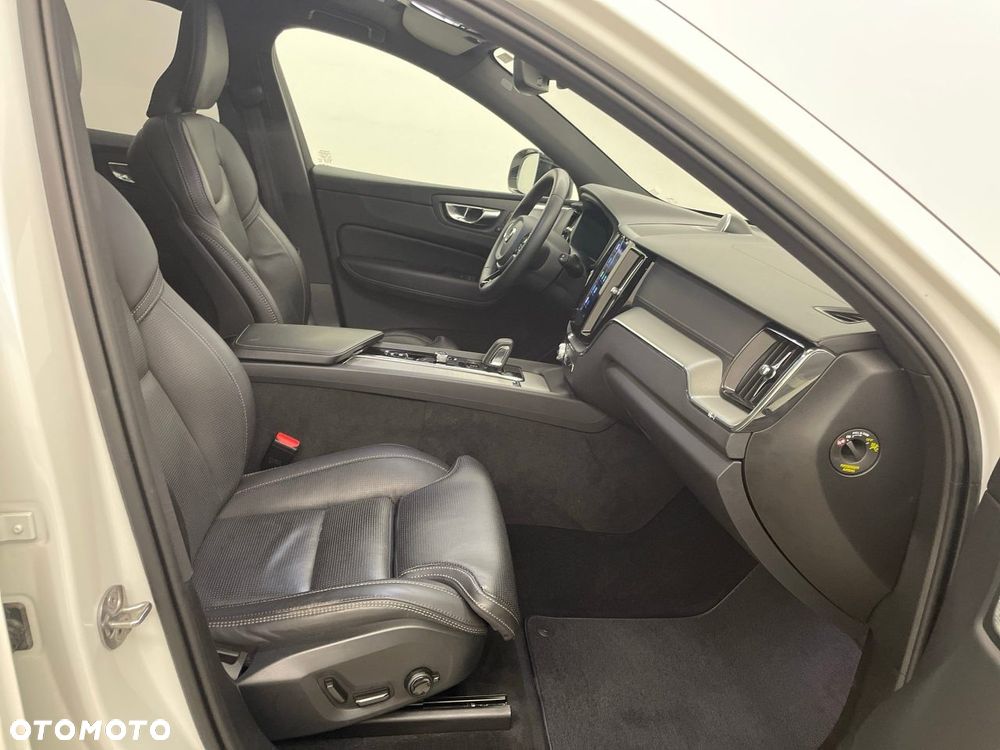 Volvo XC 60 B5 D AWD Ultimate Dark - 6