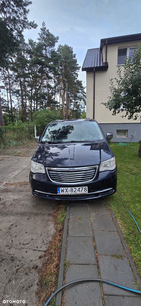 Chrysler Town & Country - 4
