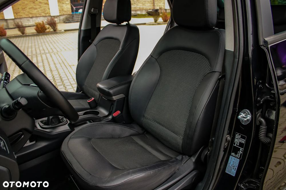 Hyundai ix35 1.7 CRDi 2WD blue Finale Gold - 34