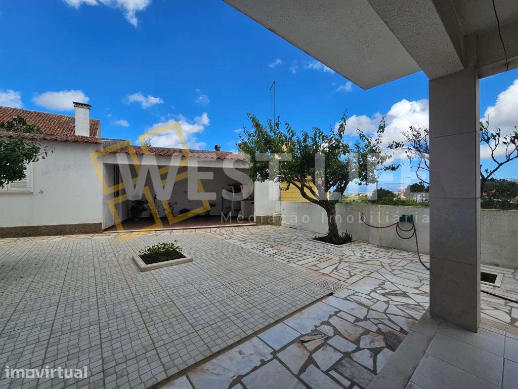 Moradia T3 situada no coração da Vila de Mafra com vista campo - Grande imagem: 4/31