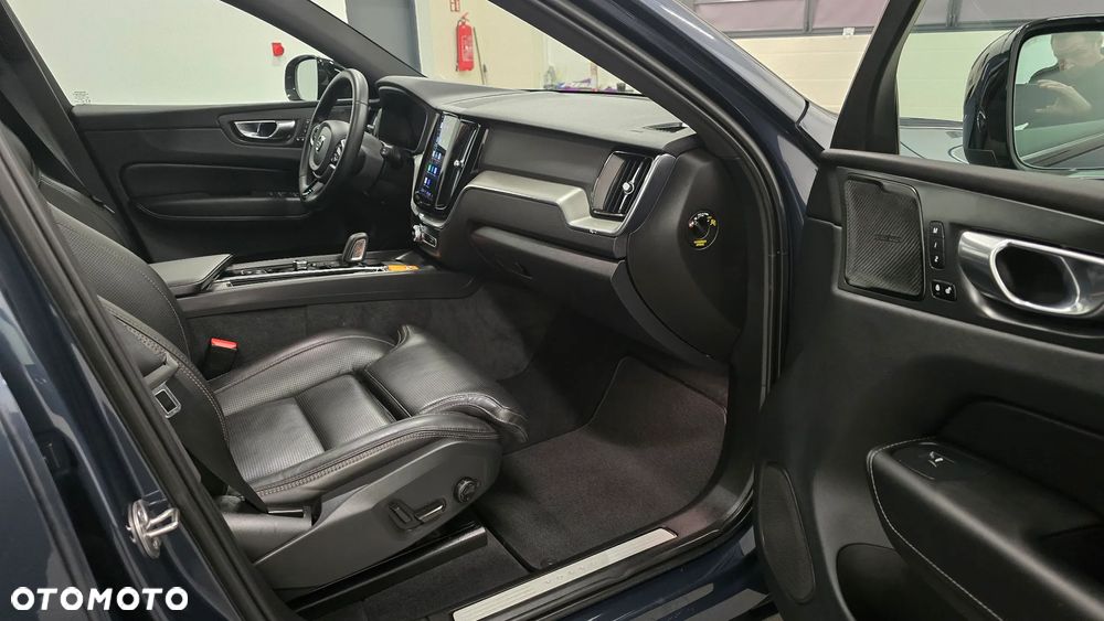 Volvo XC 60 B4 D AWD Plus Dark - 8