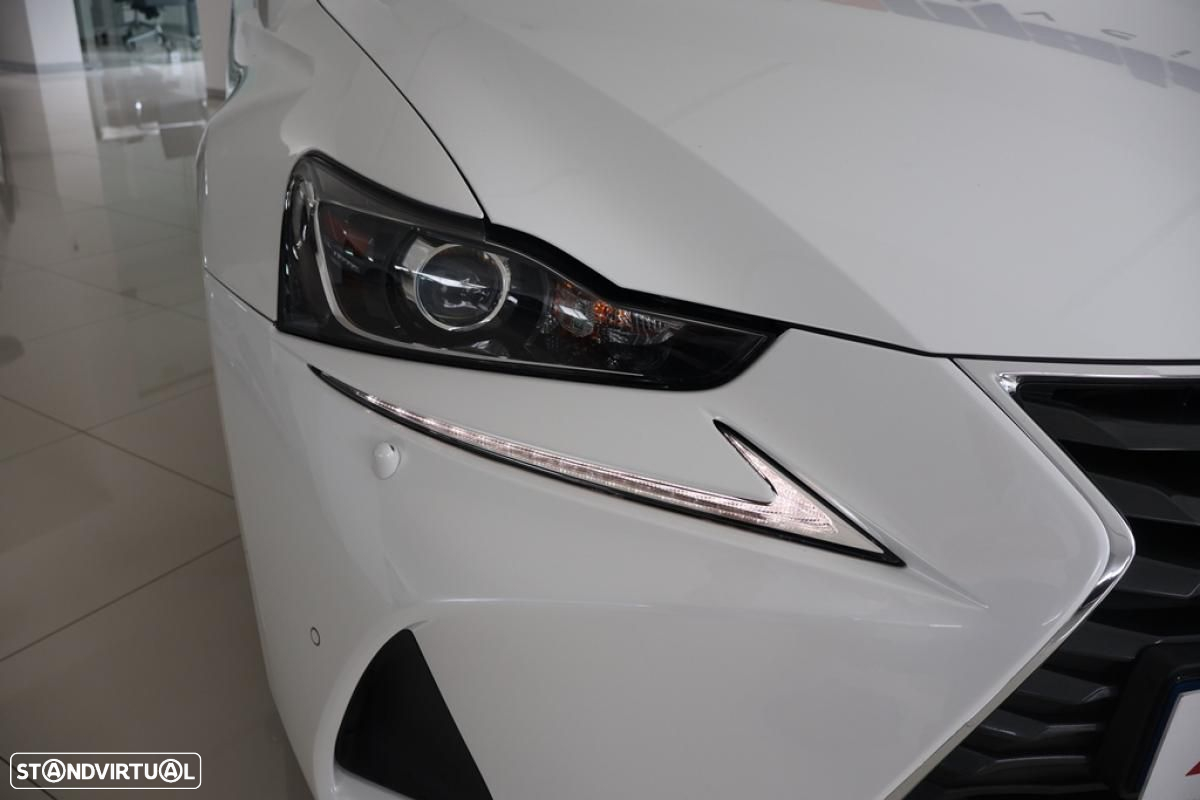Lexus IS 300H - 6