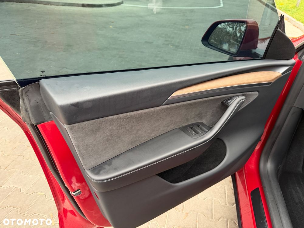 Tesla Model Y Long Range AWD - 9