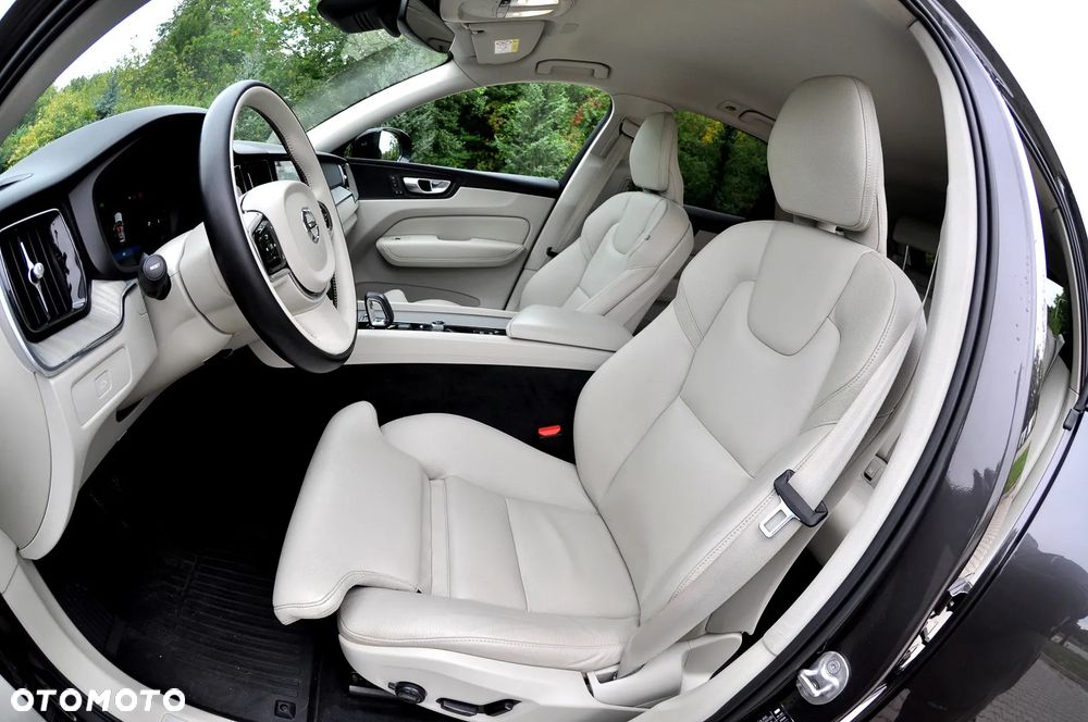 Volvo XC 60 B4 D AWD Plus Dark - 20