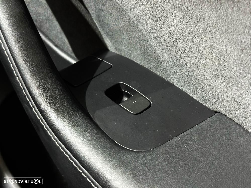 Tesla Model Y Long Range Dual Motor AWD - 32