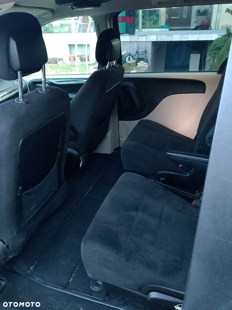 Chrysler Town & Country - 7