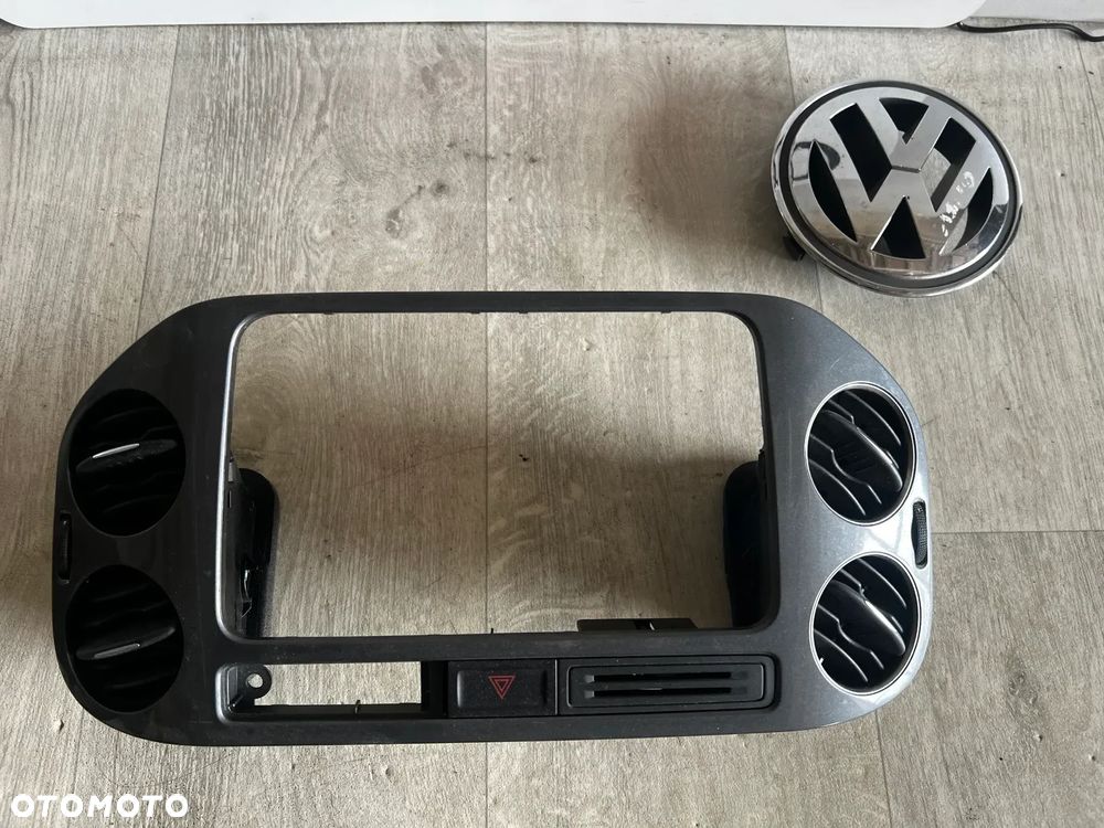 RAMKA OSŁONA KRATEK NAWIEWU TUNELU RADIA 5N0858071E VW Tiguan I 5N LIFT - 1
