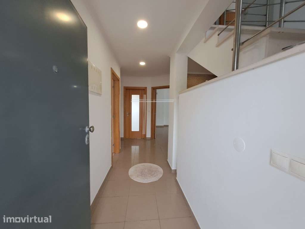 Moradia isolada T5 renovada, arquitetura contemporânea com garagem ... - Grande imagem: 2/41