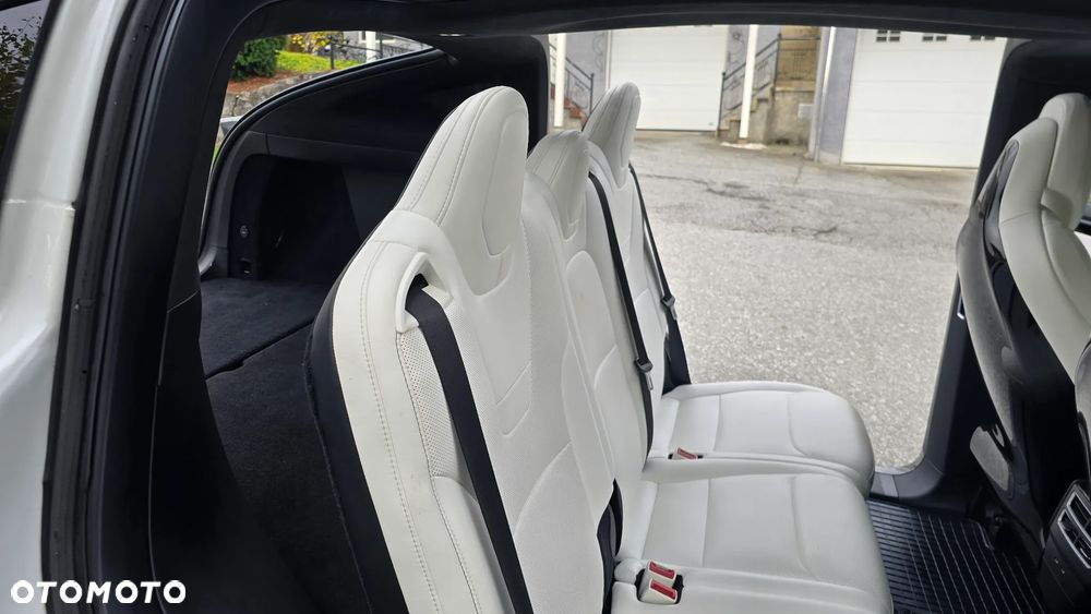 Tesla Model X - 20