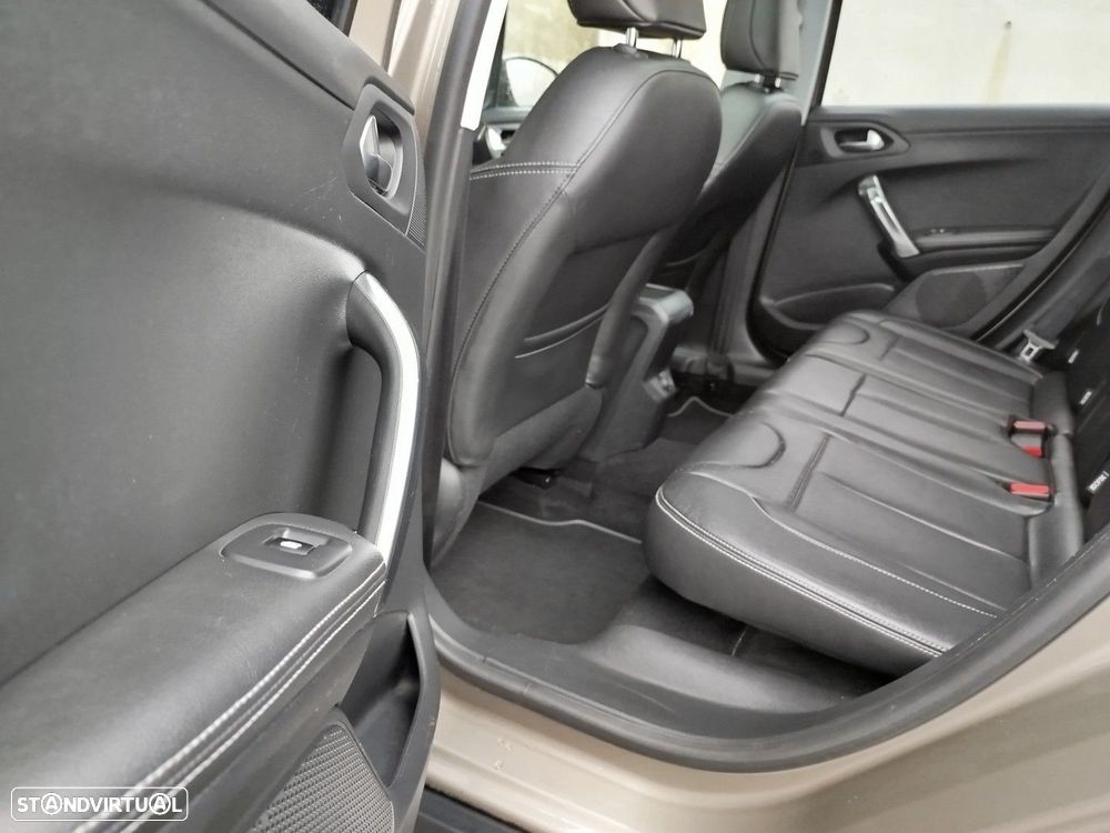 Peugeot 2008 1.2 PureTech Allure EAT6 - 32