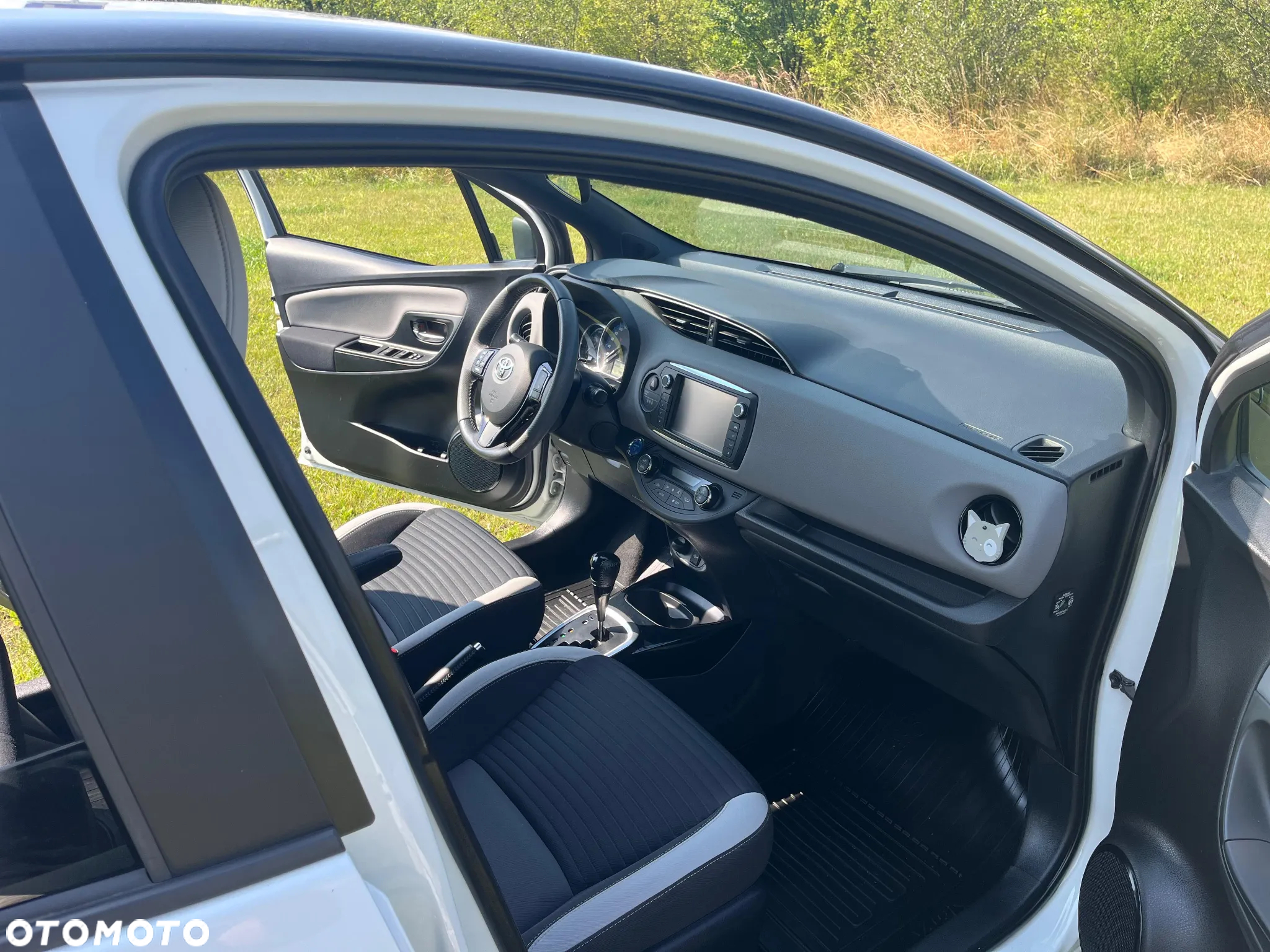 Toyota Yaris Hybrid 100 Selection Pure - 25