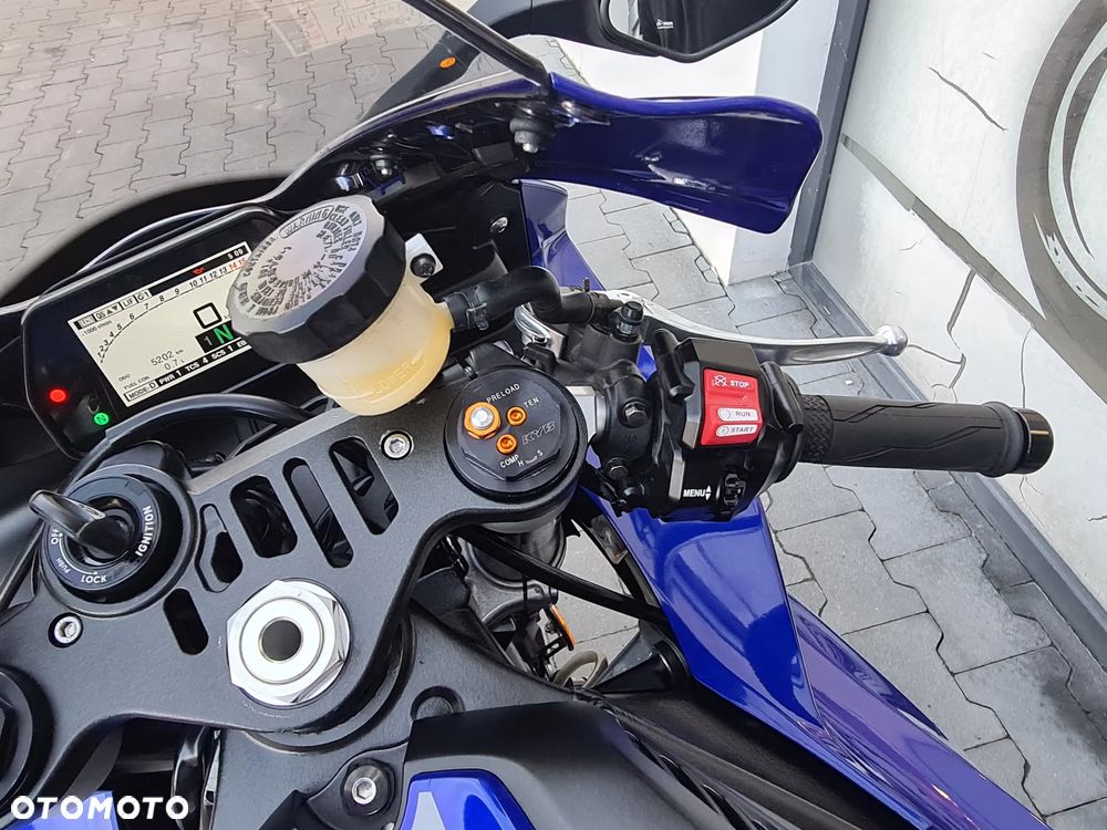 Yamaha R1 - 16