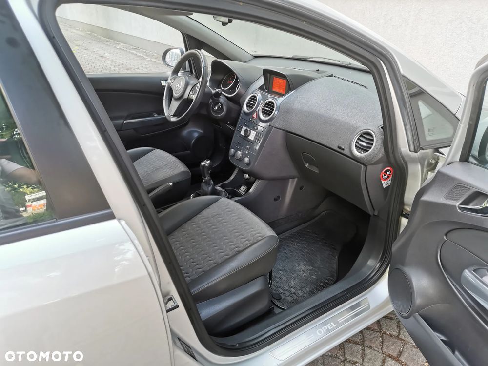 Opel Corsa 1.4 16V Cosmo - 10