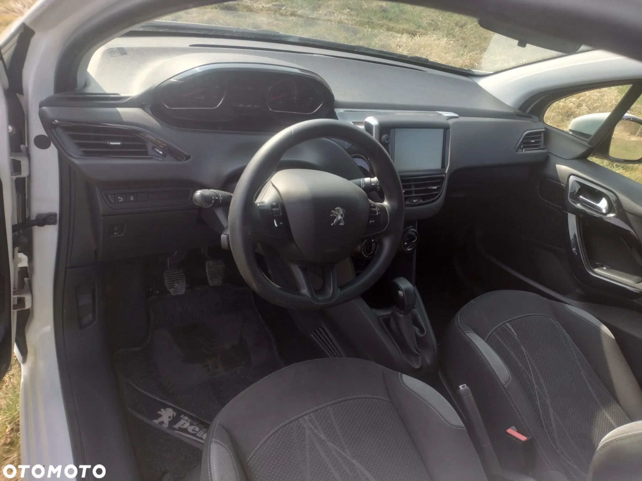 Peugeot 208 - 8