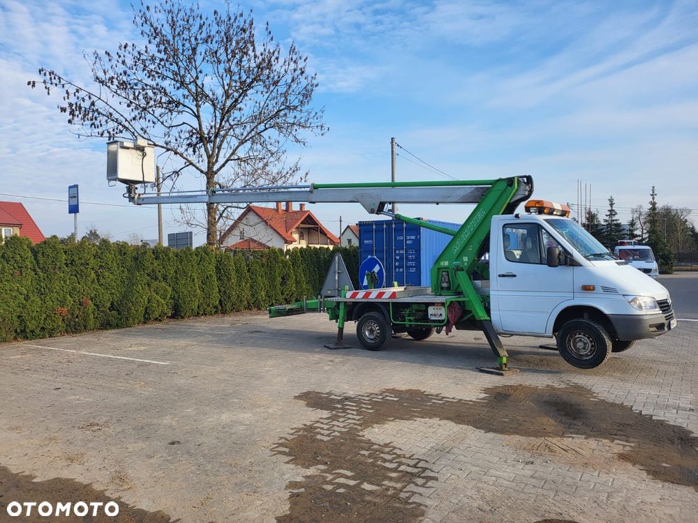 Mercedes-Benz 208D - 2