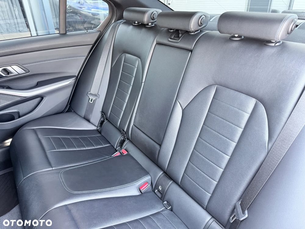 BMW Seria 3 330i xDrive M Sport sport - 32