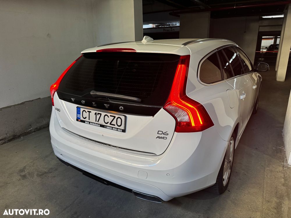 Volvo V60 D6 Plug-In-Hybrid AWD Geartronic Summum - 4