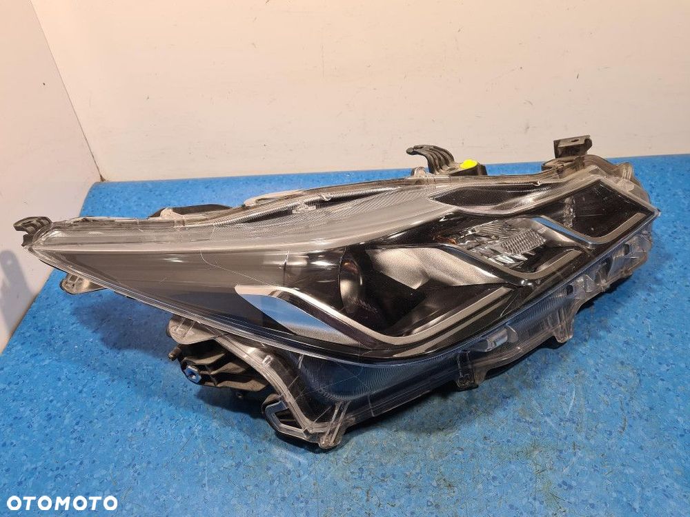 TOYOTA COROLLA E21 REFLEKTOR PRAWY 81110-02T30-00 - 2