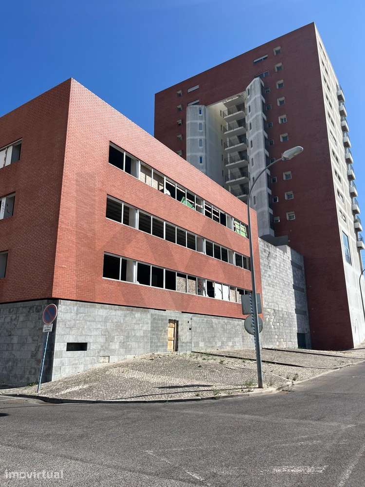 Terreno com Projeto Aprovado para Prédio de 39 Frações | Carnaxide - Grande imagem: 2/17