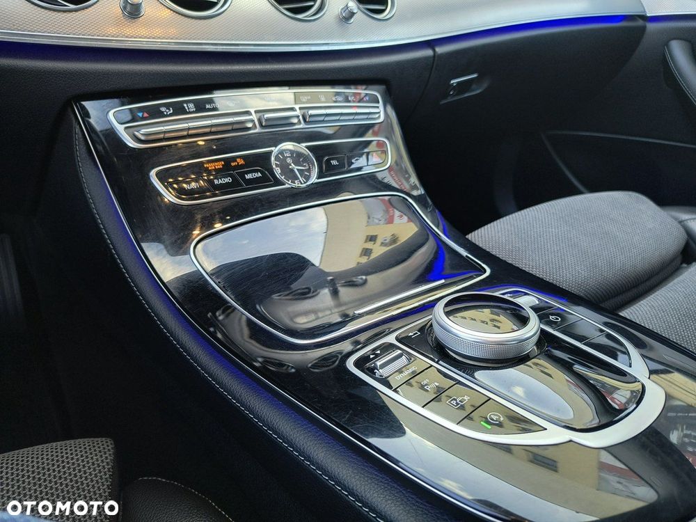 Mercedes-Benz Klasa E 400 4-Matic 9G-TRONIC - 27