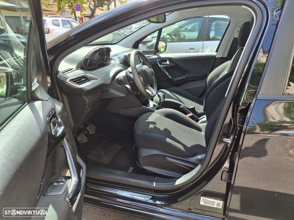 Peugeot 208 1.2 PureTech Signature - 11