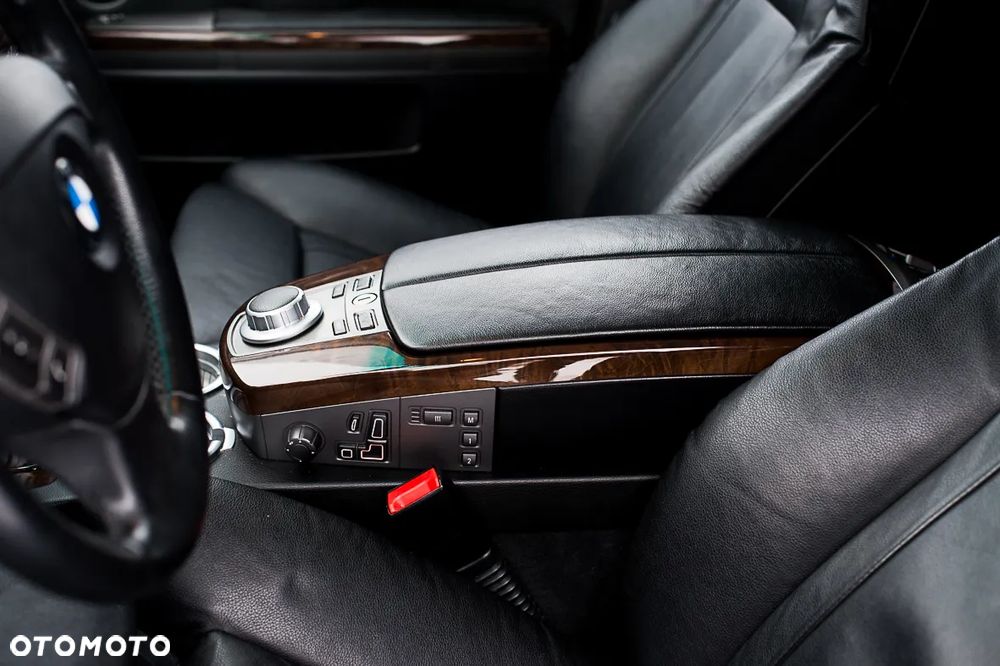 BMW Seria 7 750i - 17