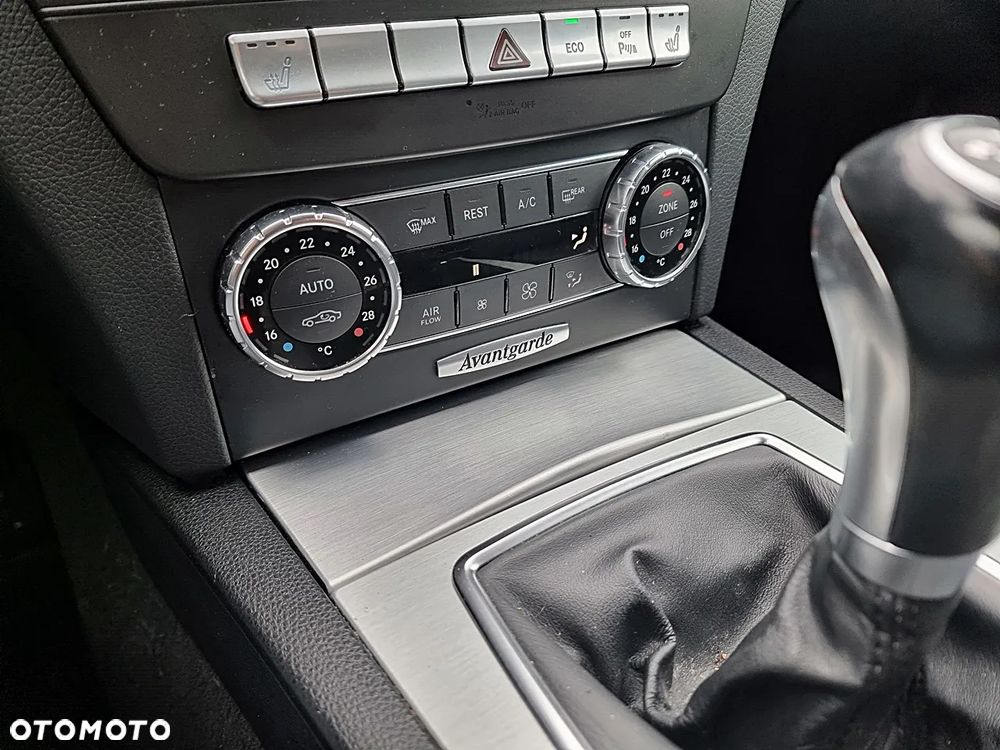 Mercedes-Benz Klasa C 180 CGI BlueEFFICIENCY Avantgarde - 24