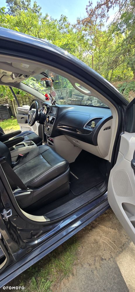 Chrysler Town & Country - 8