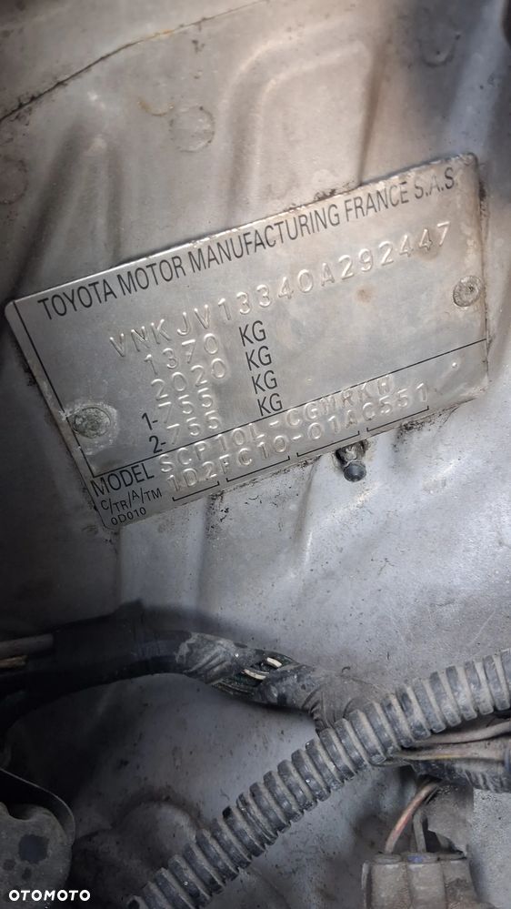 Na części Toyota Yaris I LIFT P1 silnik 1.0 1SZ-FE VVY-i lakier 1D2 skrzynia maska zderzak drzwi klapa szyba fotel kanapa lusterko lampa deska GWARANCJA !!! Przód Tył Zestaw Komplet Drzwi Klapa Zderzak Błotnik Maska Grill Atrapa Szyba Pas Lampa Lusterko Boczki Fotel Kanapa Kokpit Deska Rozdzielcza Przełącznik Włącznik Sterownik Przewody Wiązka Instalacja Moduł Komputer Czujnik Listwa Pompa Alternator Wtryski Głowica Rozrusznik Kompresor Sprzęgło Dwumas Silnik  Skrzynia ABS Klimatyzacji Paliwa Wspomagania Kolektor Turbina Przepustnica Zawór Chłodnica Koło Hak Belka Sanki Zawieszenie Mcpherson Półoś Amortyzator Wydech Tłumik Zacisk Most - 14