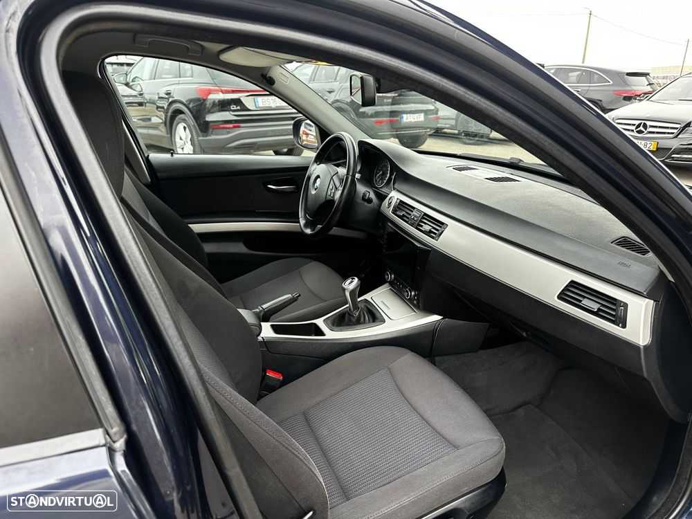 BMW 318 d Dynamic - 26
